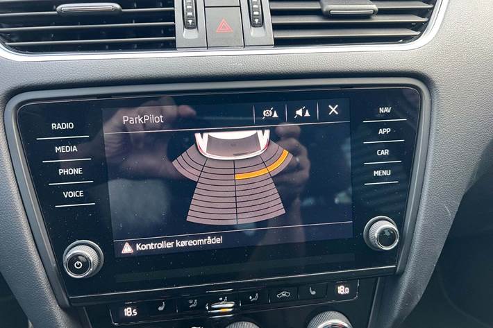 Sølv Skoda Octavia fra 2018 set indefra