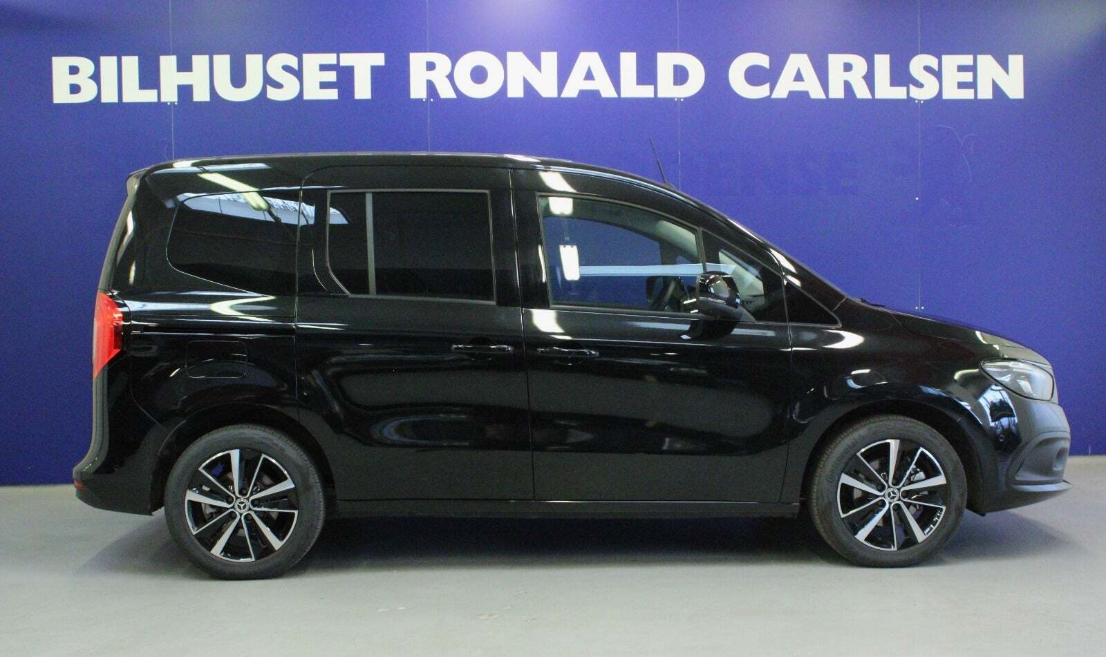 Sort Mercedes EQT200 fra 2024 set udefra