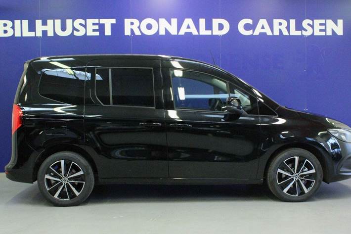 Sort Mercedes EQT200 fra 2024 set udefra