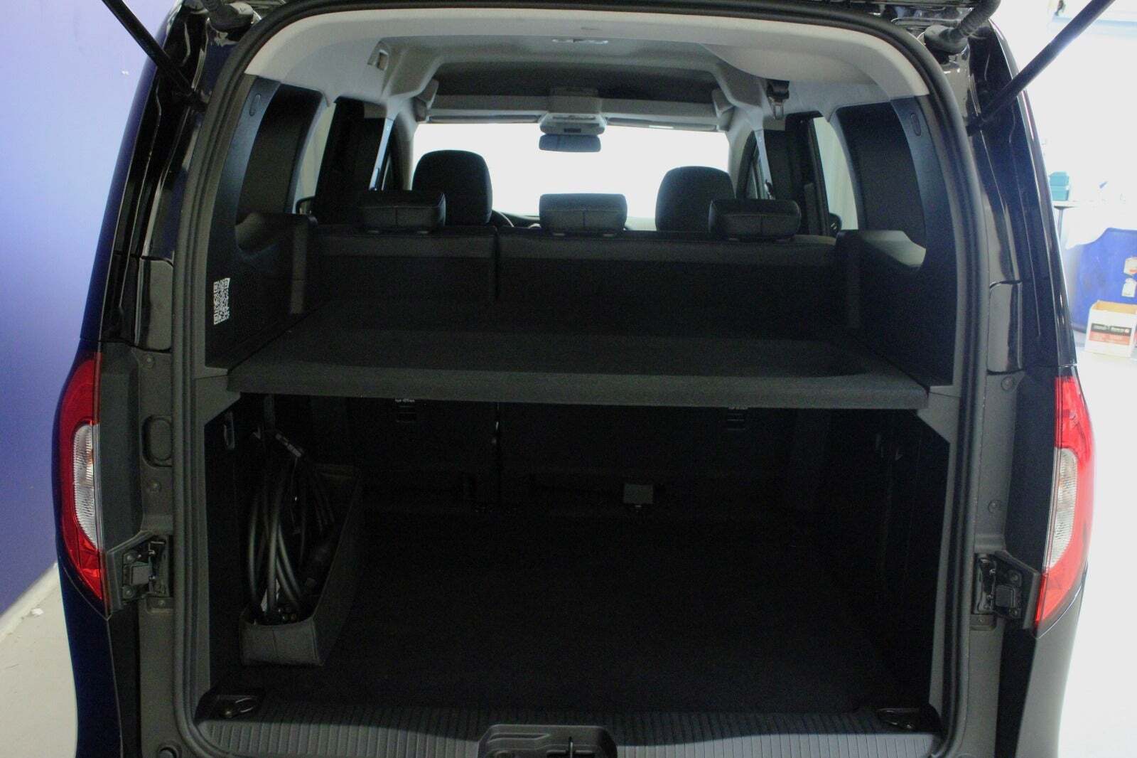 Sort Mercedes EQT200 fra 2024 set udefra