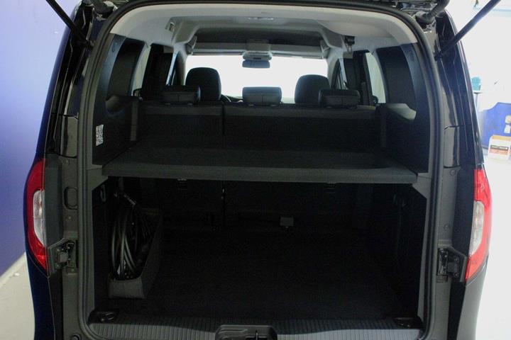 Sort Mercedes EQT200 fra 2024 set udefra