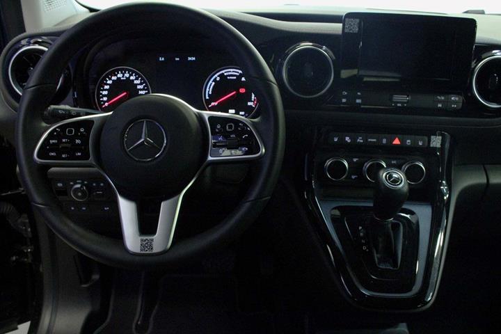 Sort Mercedes EQT200 fra 2024 set indefra