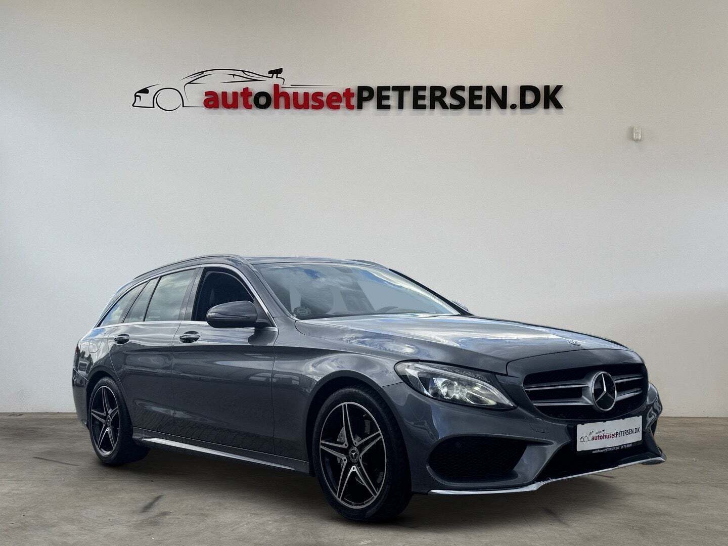 Grå Mercedes C220 d fra 2017 set udefra