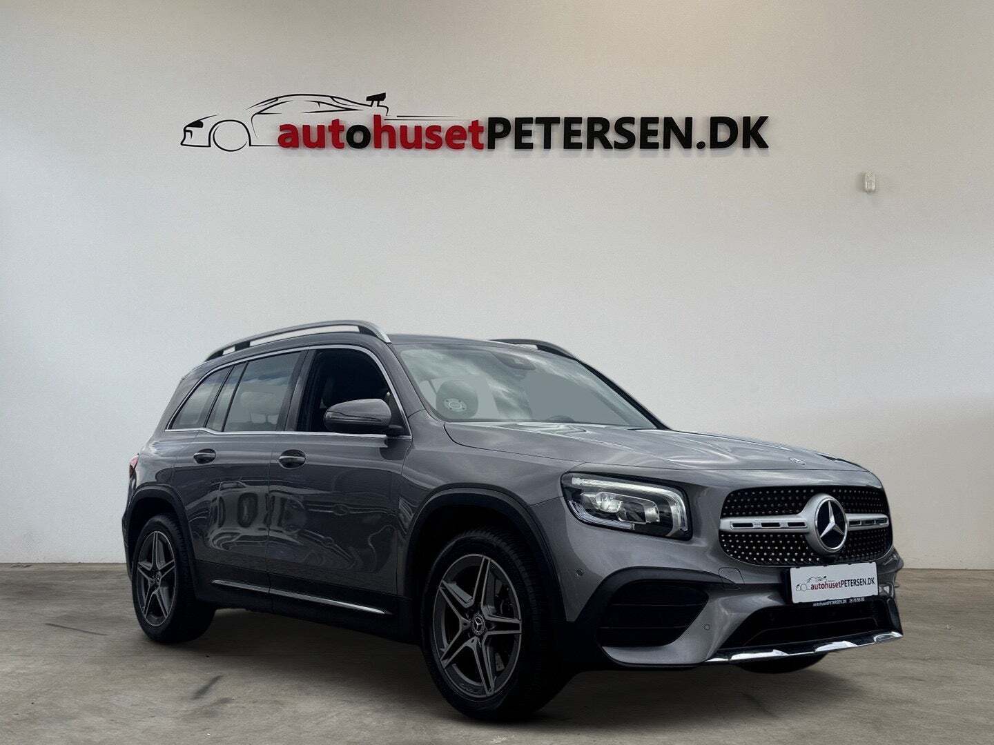 Grå Mercedes GLB250 fra 2020 set udefra