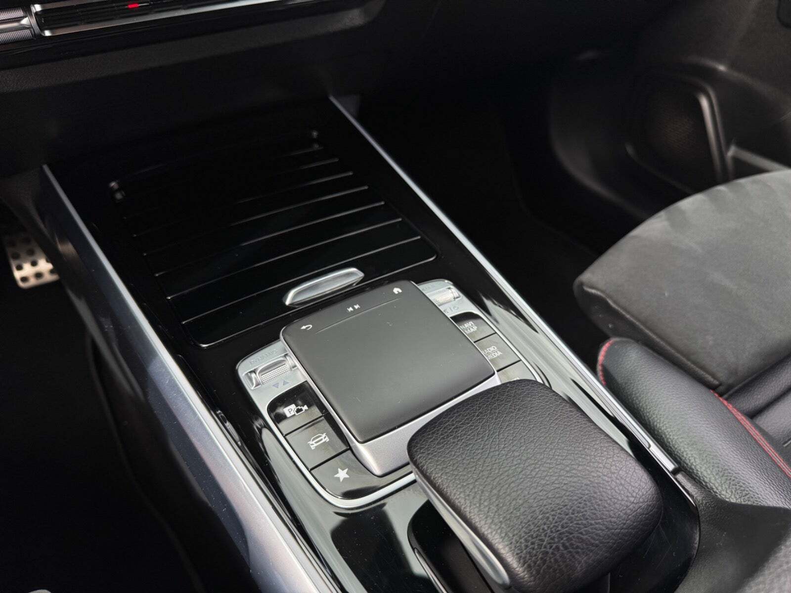 Grå Mercedes GLB250 fra 2020