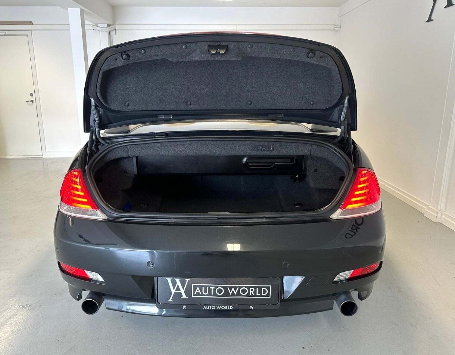 Sort BMW 630i fra 2007 set indefra