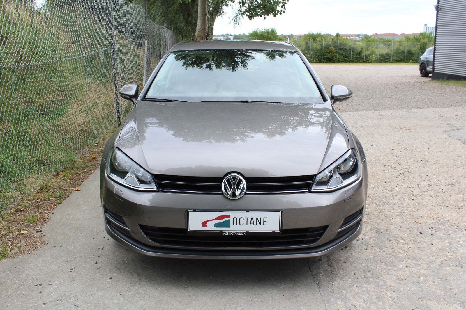 Grå VW Golf VII fra 2015