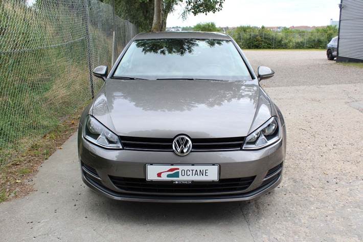 Grå VW Golf VII fra 2015