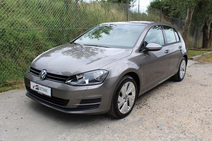 Grå VW Golf VII fra 2015