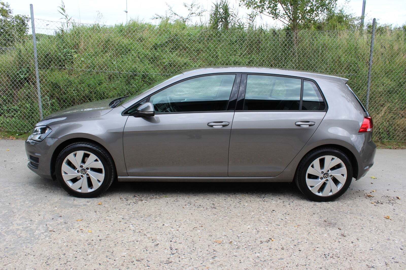 Grå VW Golf VII fra 2015