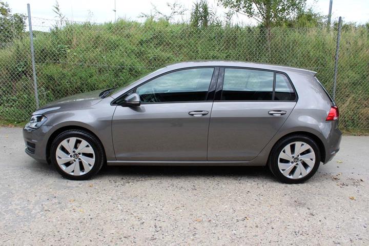 Grå VW Golf VII fra 2015