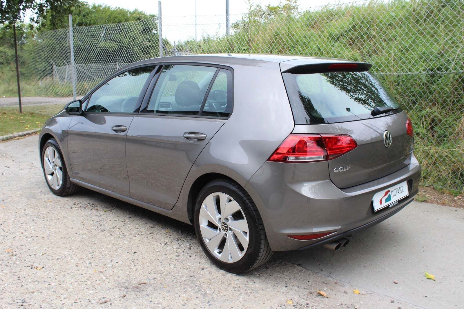 Grå VW Golf VII fra 2015