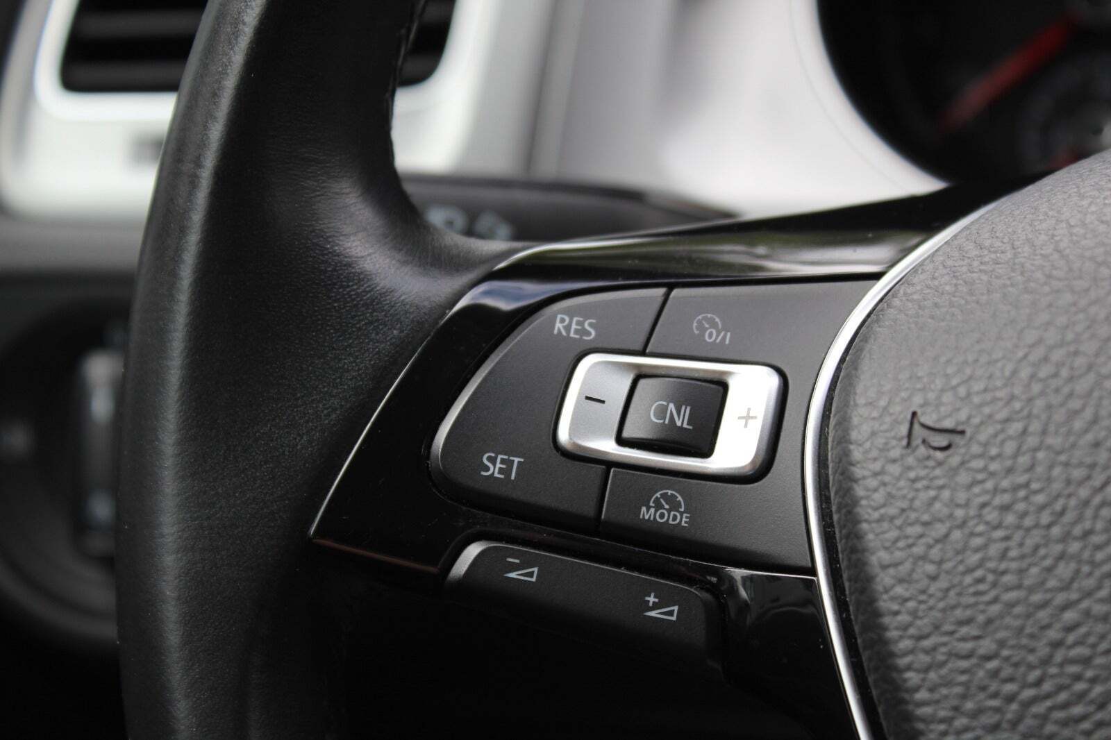 Grå VW Golf VII fra 2015