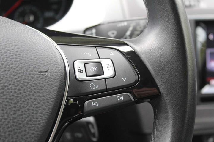 Grå VW Golf VII fra 2015