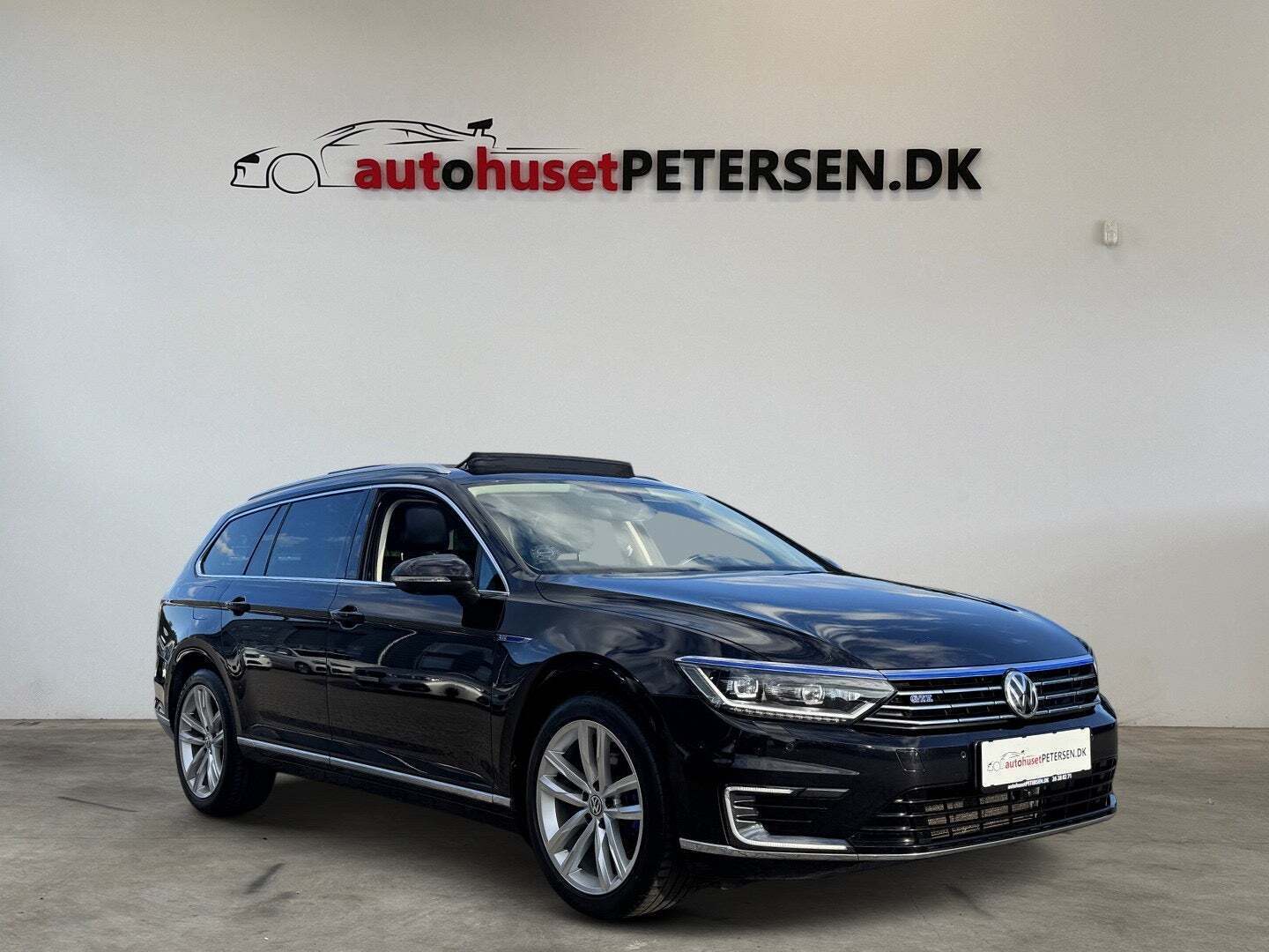Sort VW Passat fra 2018 set udefra
