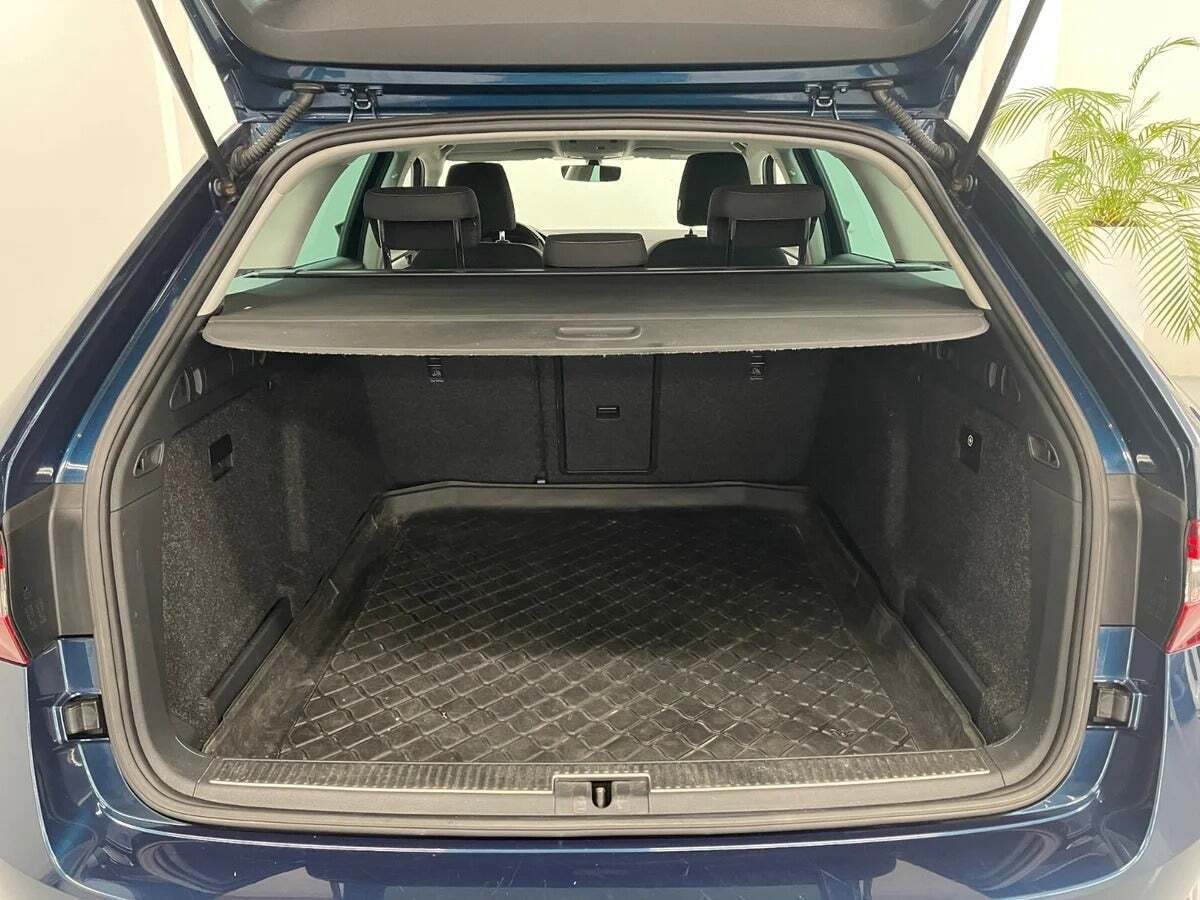 Blå Skoda Superb fra 2018