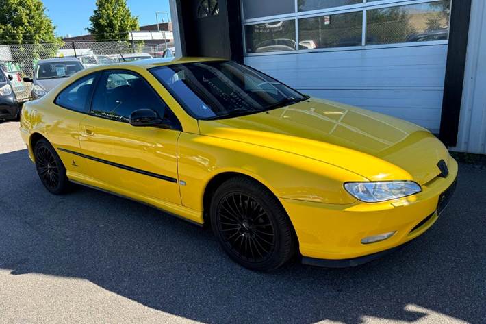 Gul Peugeot 406 fra 2002 set udefra