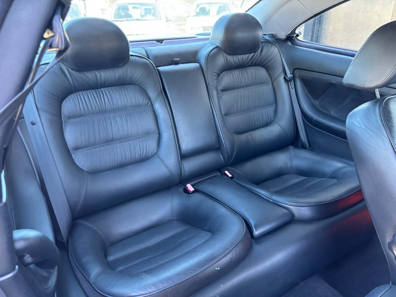 Gul Peugeot 406 fra 2002