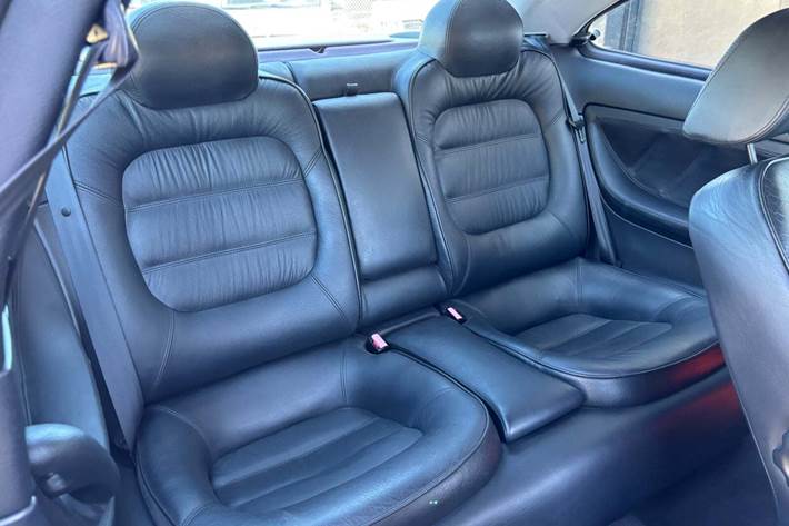 Gul Peugeot 406 fra 2002 set indefra