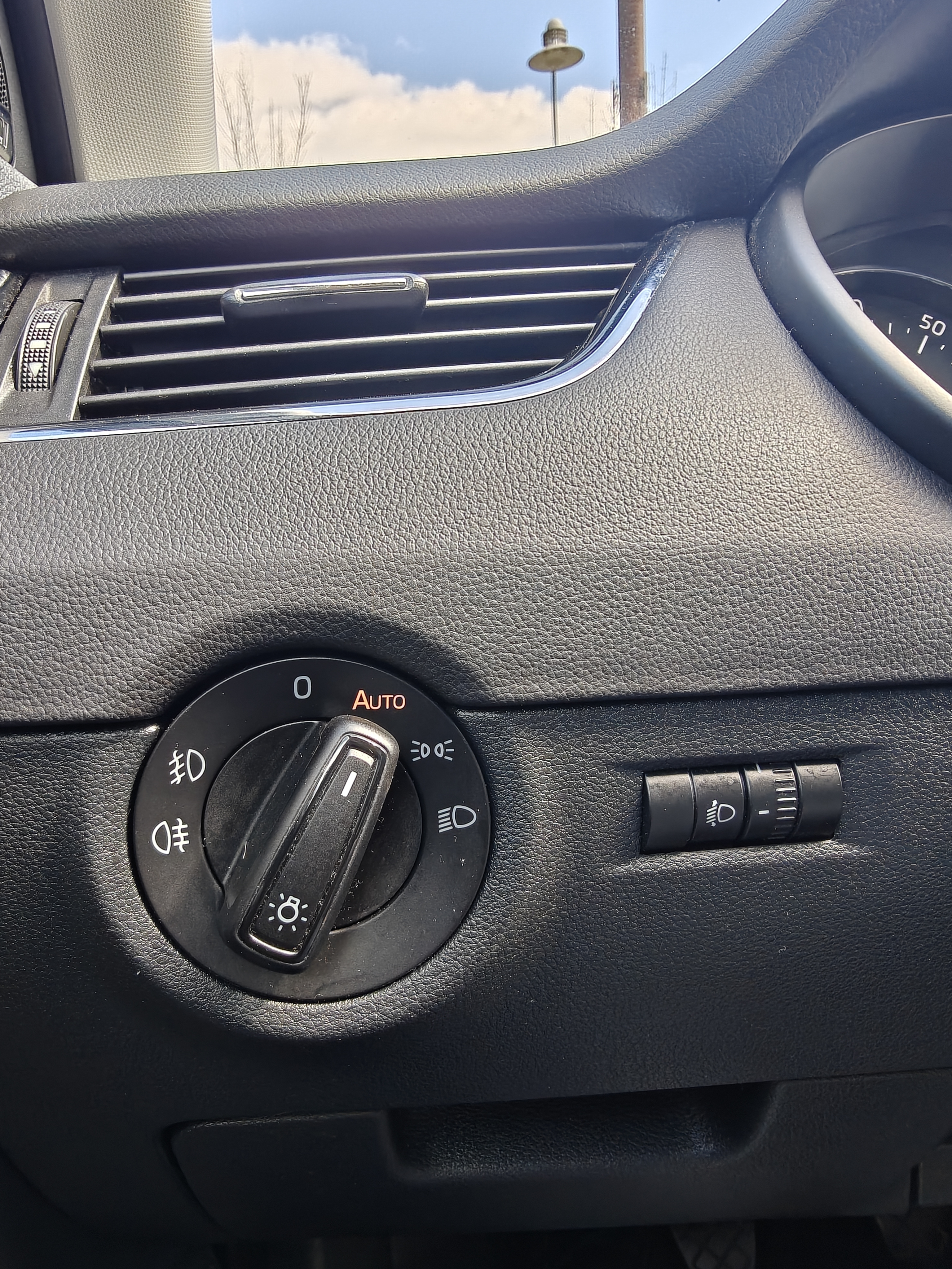 Grå Skoda Octavia fra 2013