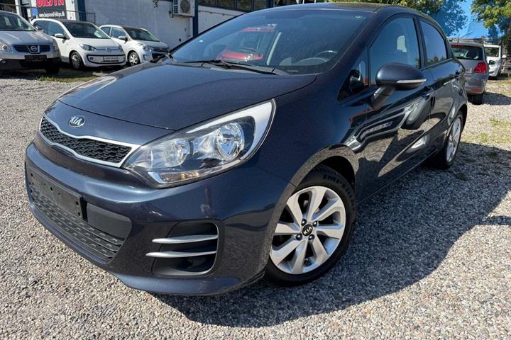 Grå Kia Rio fra 2016 set udefra