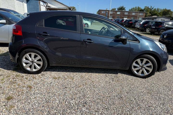 Grå Kia Rio fra 2016