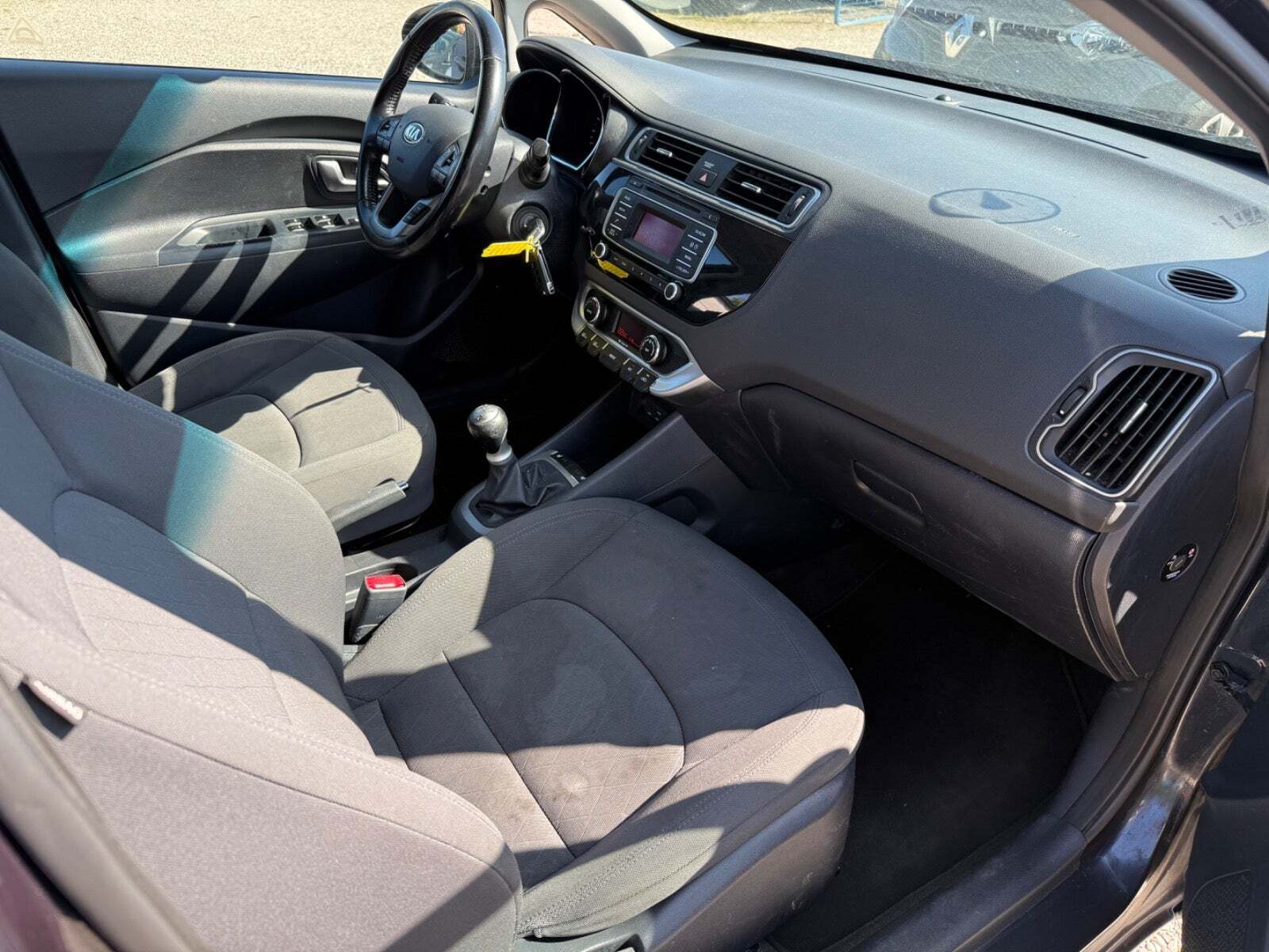 Grå Kia Rio fra 2016