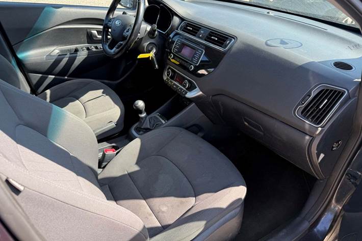 Grå Kia Rio fra 2016