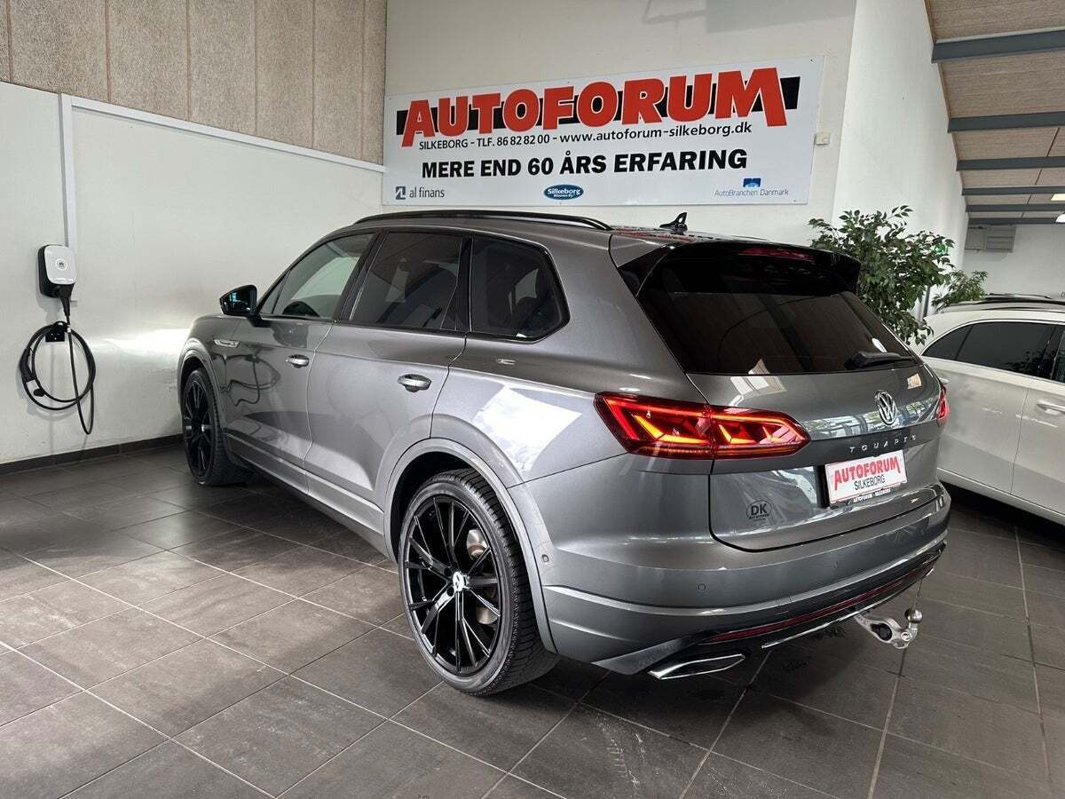 Grå VW Touareg fra 2019