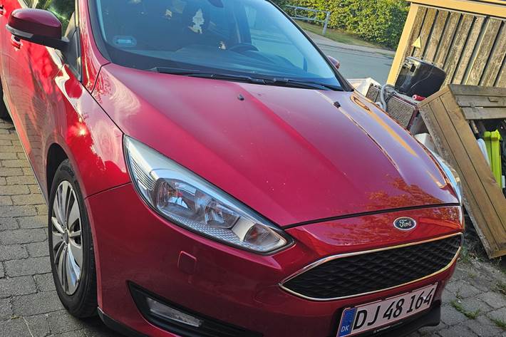 Rød Ford Focus fra 2015