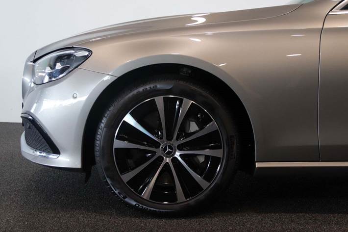 Beige Mercedes E300 de fra 2022 set udefra