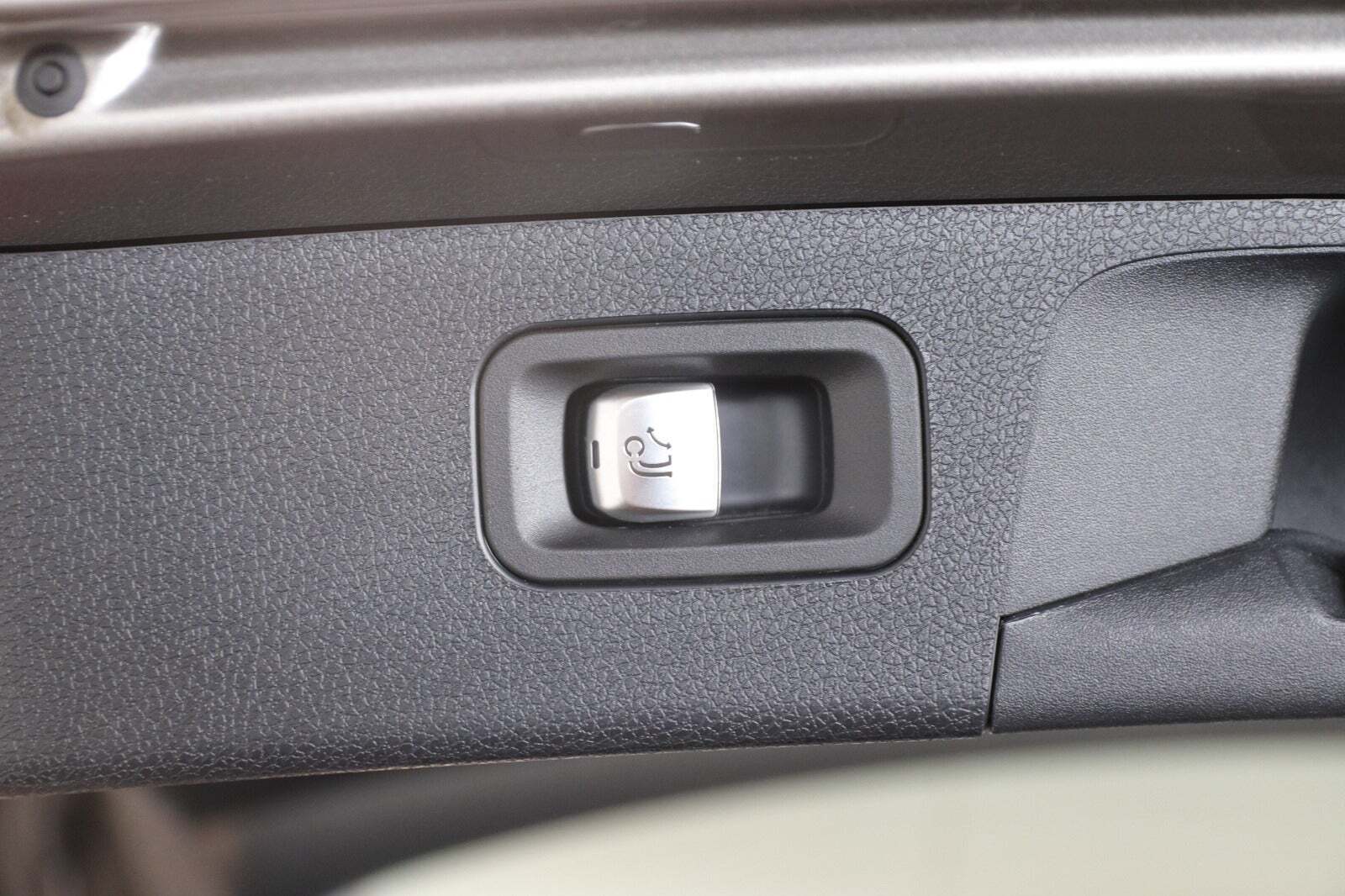 Beige Mercedes E300 de fra 2022