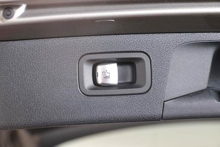 Beige Mercedes E300 de fra 2022