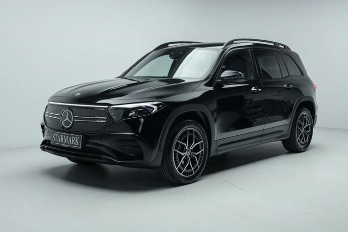 Sort Mercedes EQB300 fra 2024 set udefra