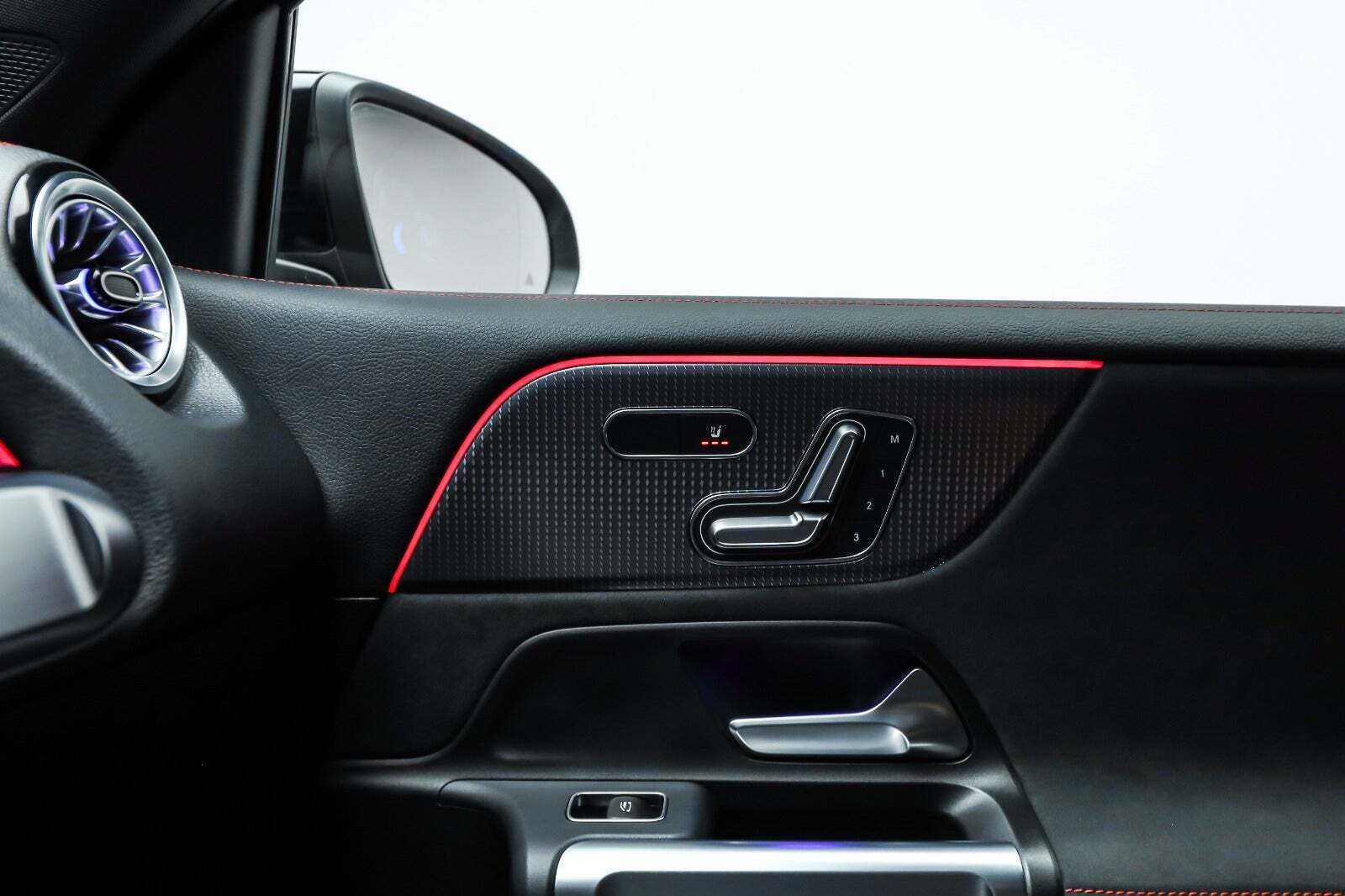 Sort Mercedes EQB300 fra 2023