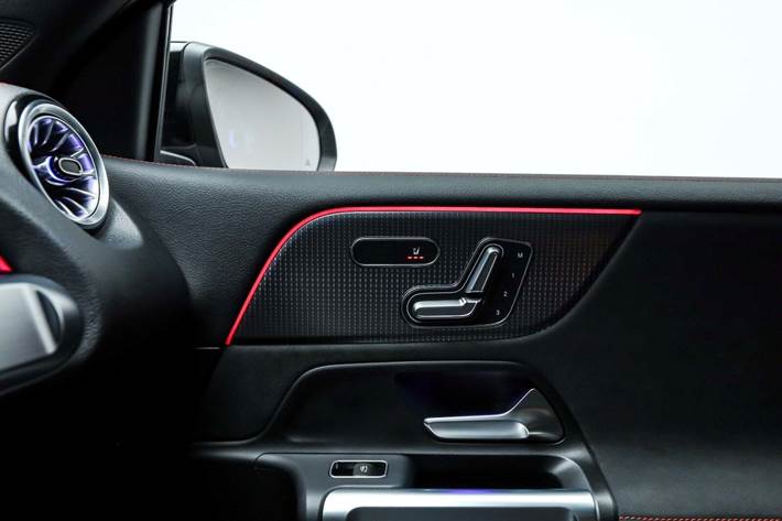 Sort Mercedes EQB300 fra 2024