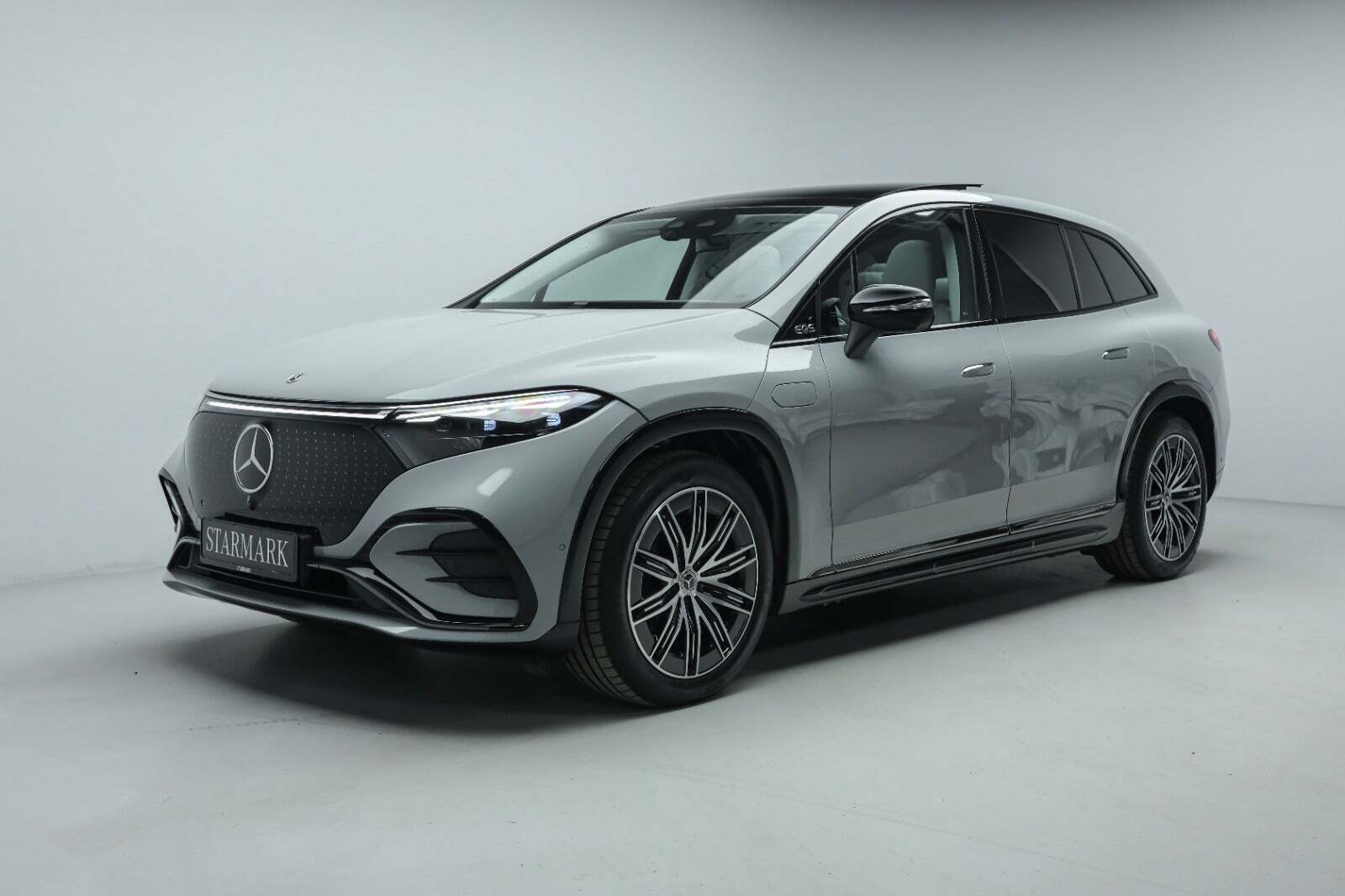 Grå Mercedes EQS450 SUV fra 2023 set udefra