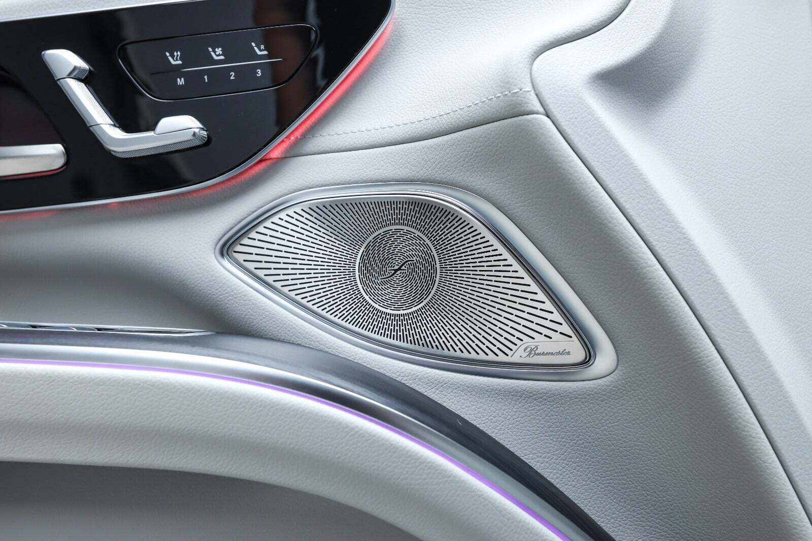 Grå Mercedes EQS450 SUV fra 2023