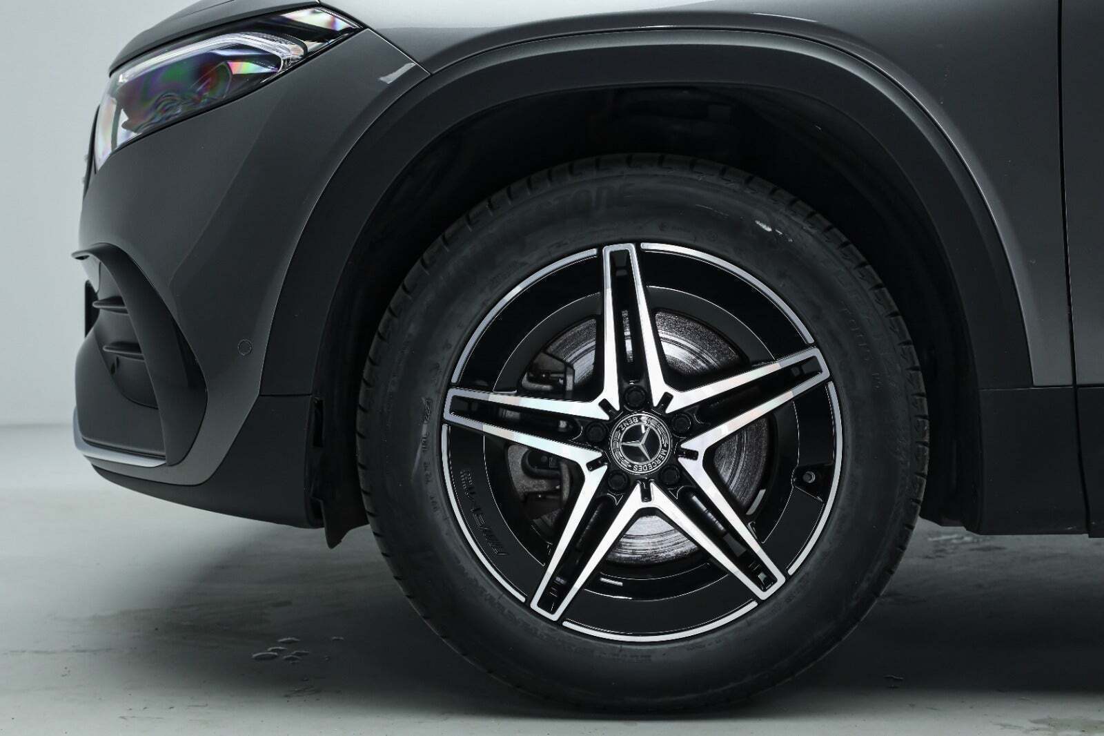 Grå Mercedes EQB250 fra 2023