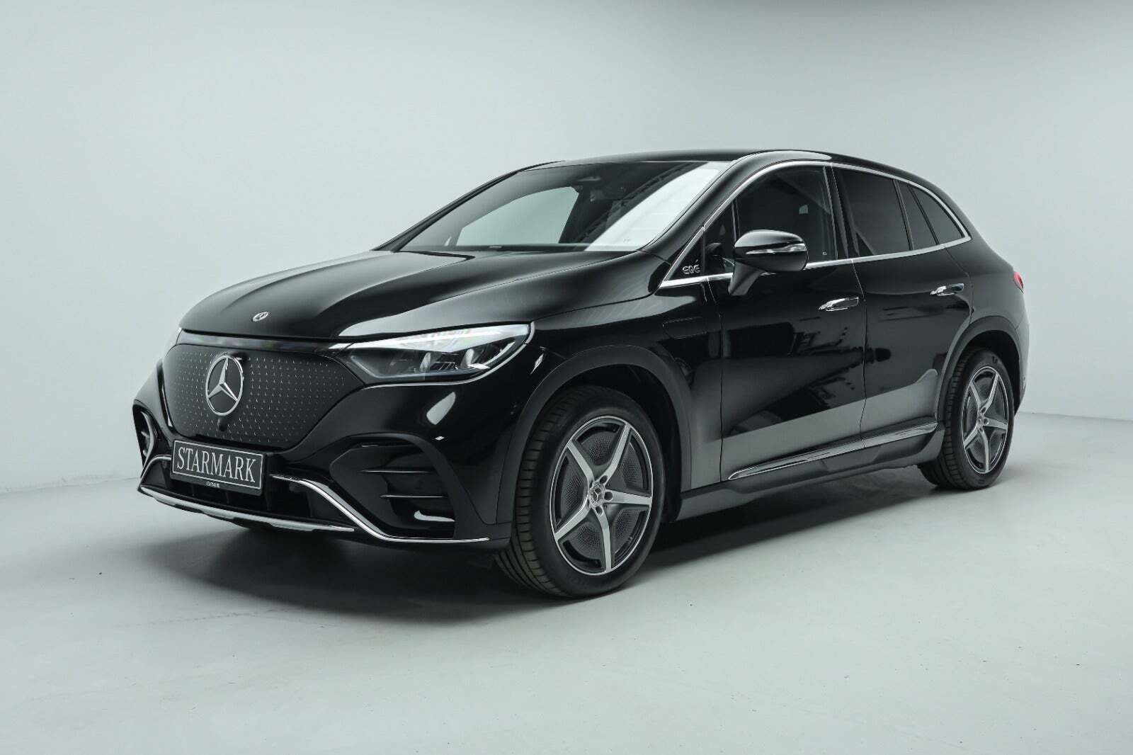 Sort Mercedes EQE350 SUV fra 2023 set udefra