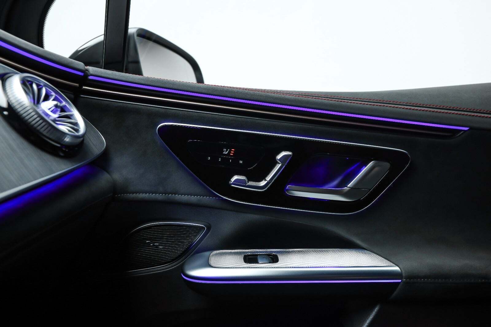 Sort Mercedes EQE350 SUV fra 2023