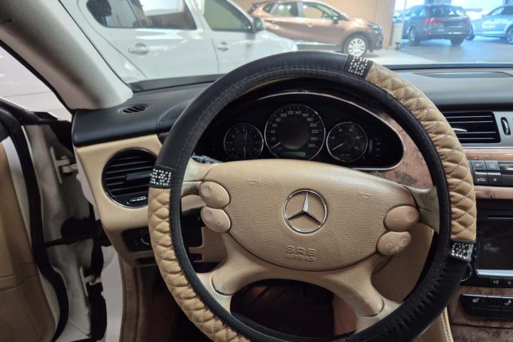 undefined Mercedes CLS320 fra 2008 set indefra