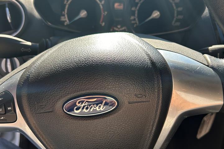 Hvid Ford Fiesta fra 2013