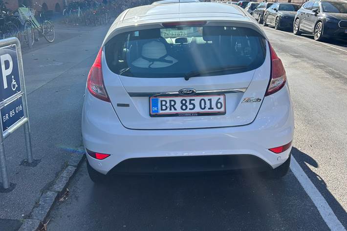 Hvid Ford Fiesta fra 2013