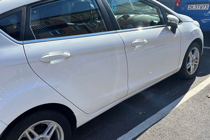 Hvid Ford Fiesta fra 2013