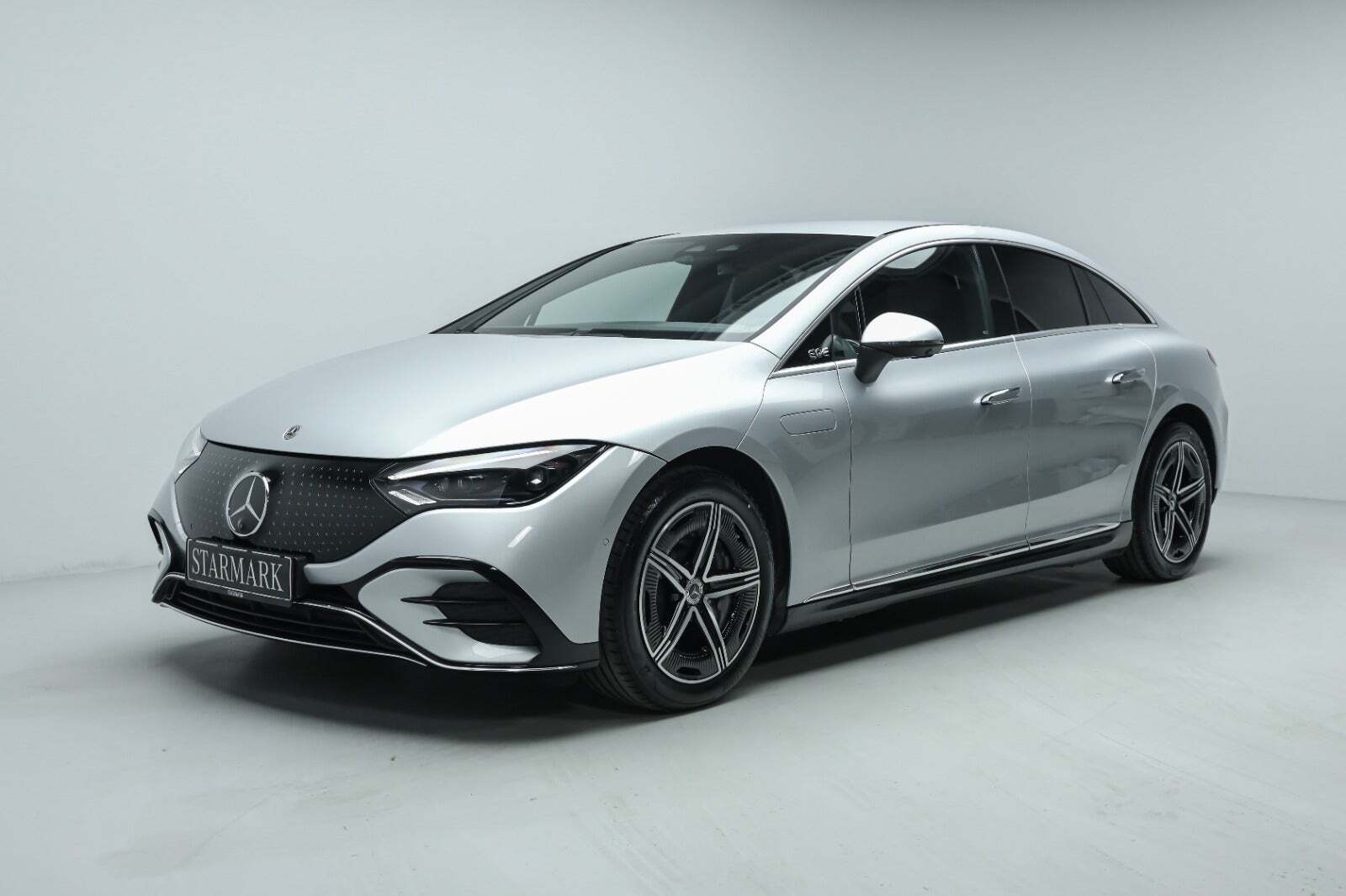 Sølv Mercedes EQE350 fra 2024 set udefra