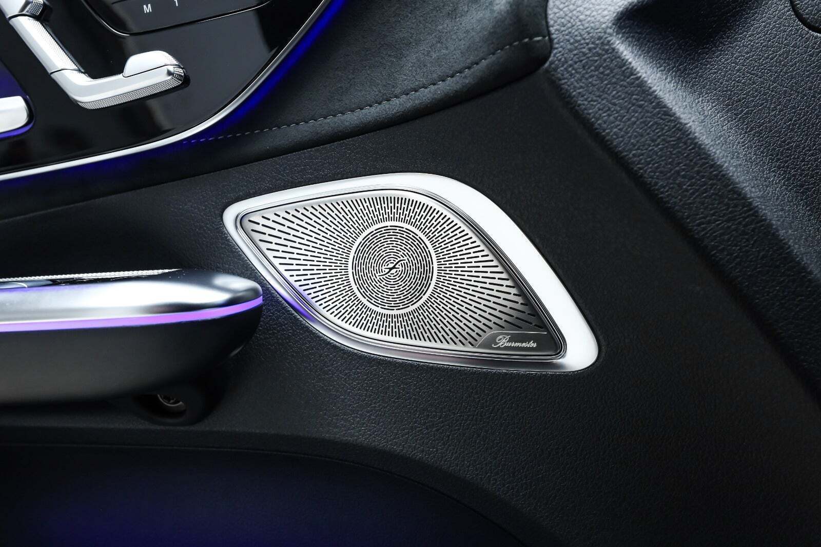 Sort Mercedes EQE350 fra 2024