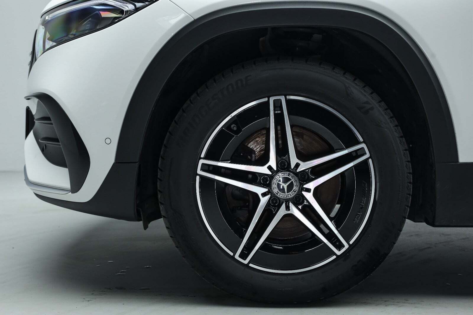 Hvid Mercedes EQB250 fra 2023