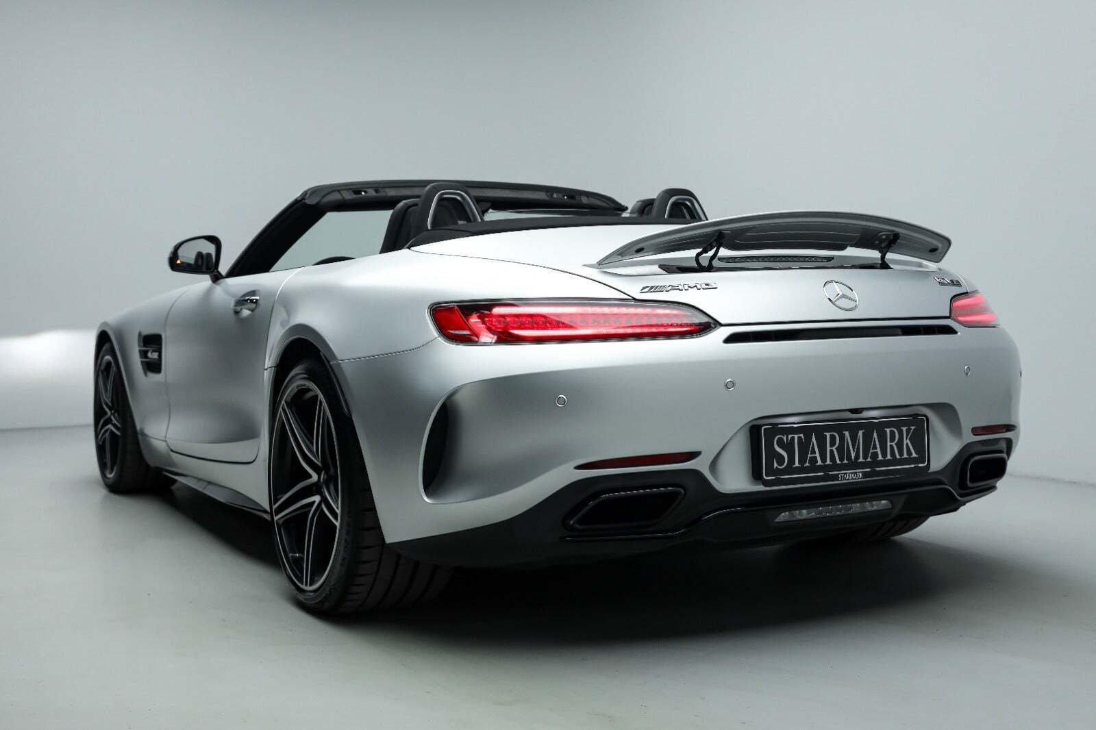 Sølv Mercedes AMG GT C fra 2017