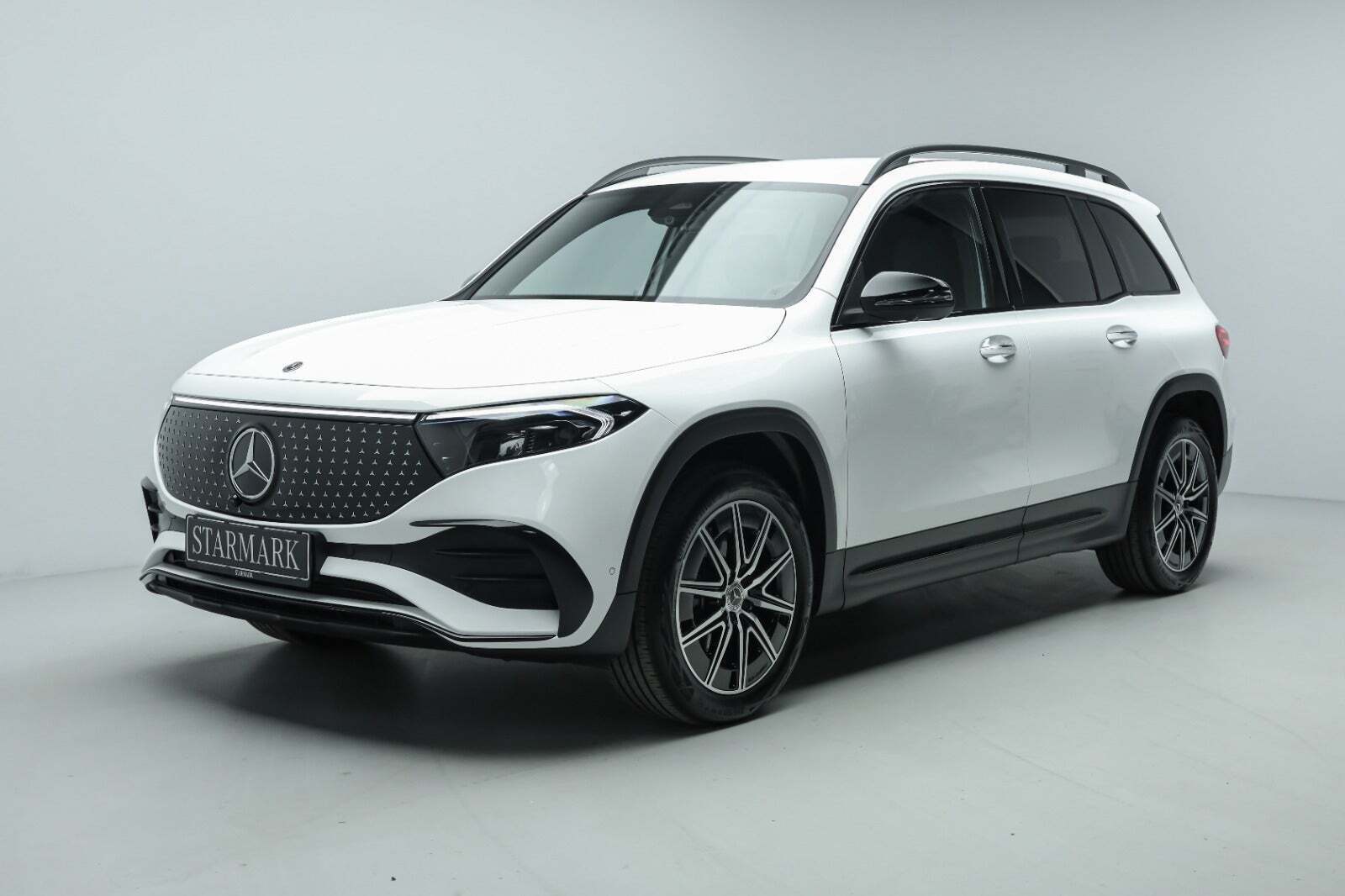 Hvid Mercedes EQB350 fra 2024 set udefra